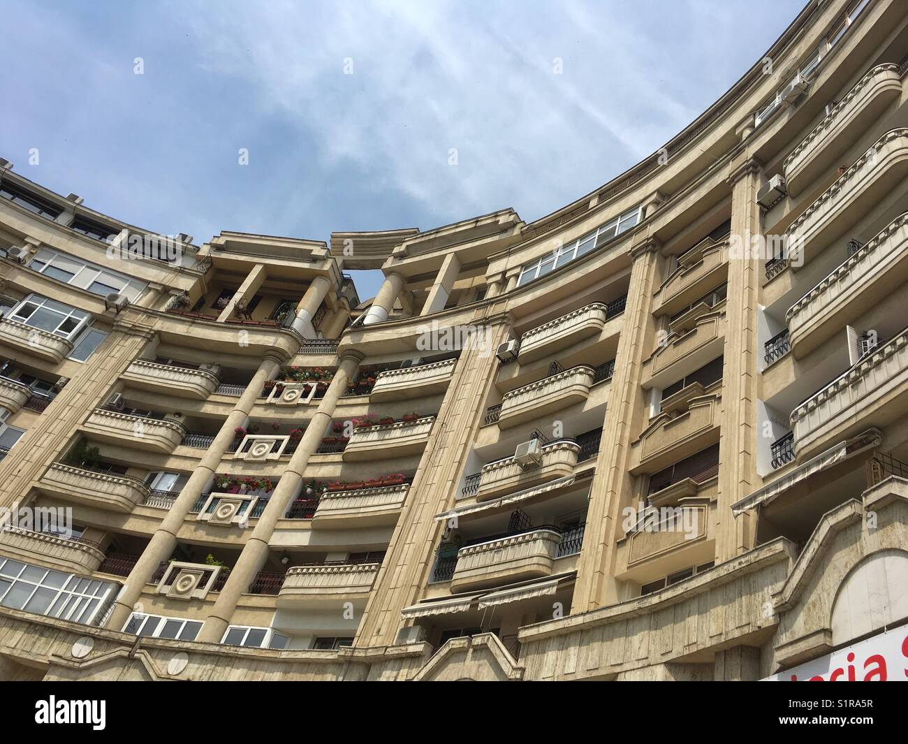 Edificio ad arco a Bucarest Foto Stock