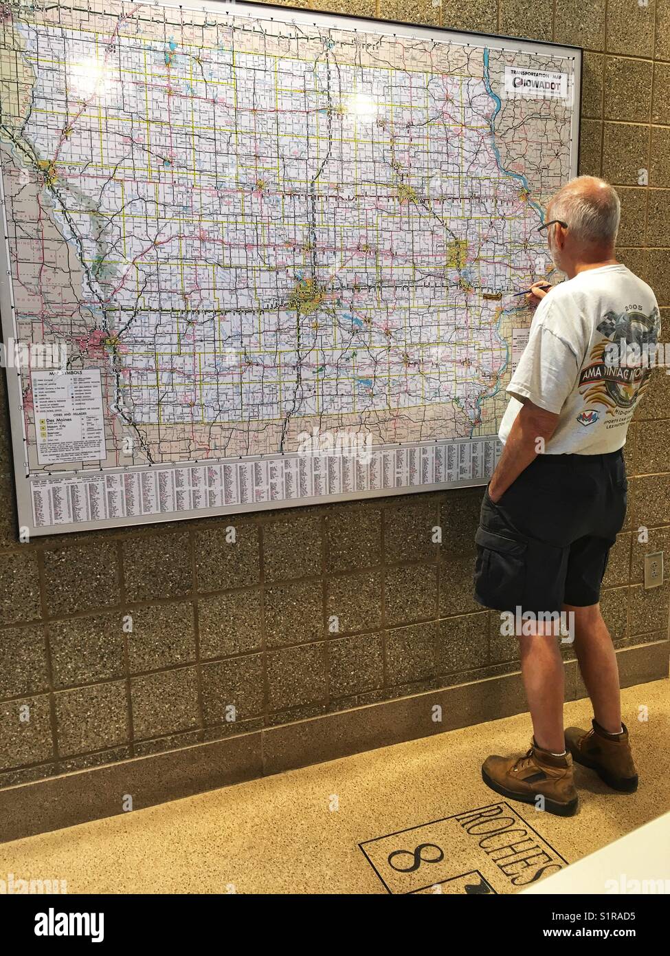 Un uomo controllo rout su una mappa - Immagine stock catturata con smartphone