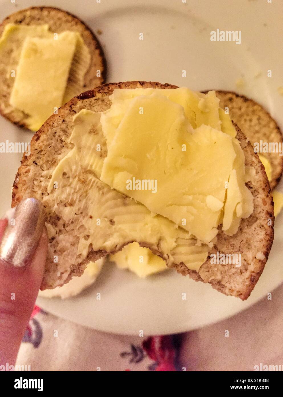 Mangiare formaggi e biscotti Foto Stock