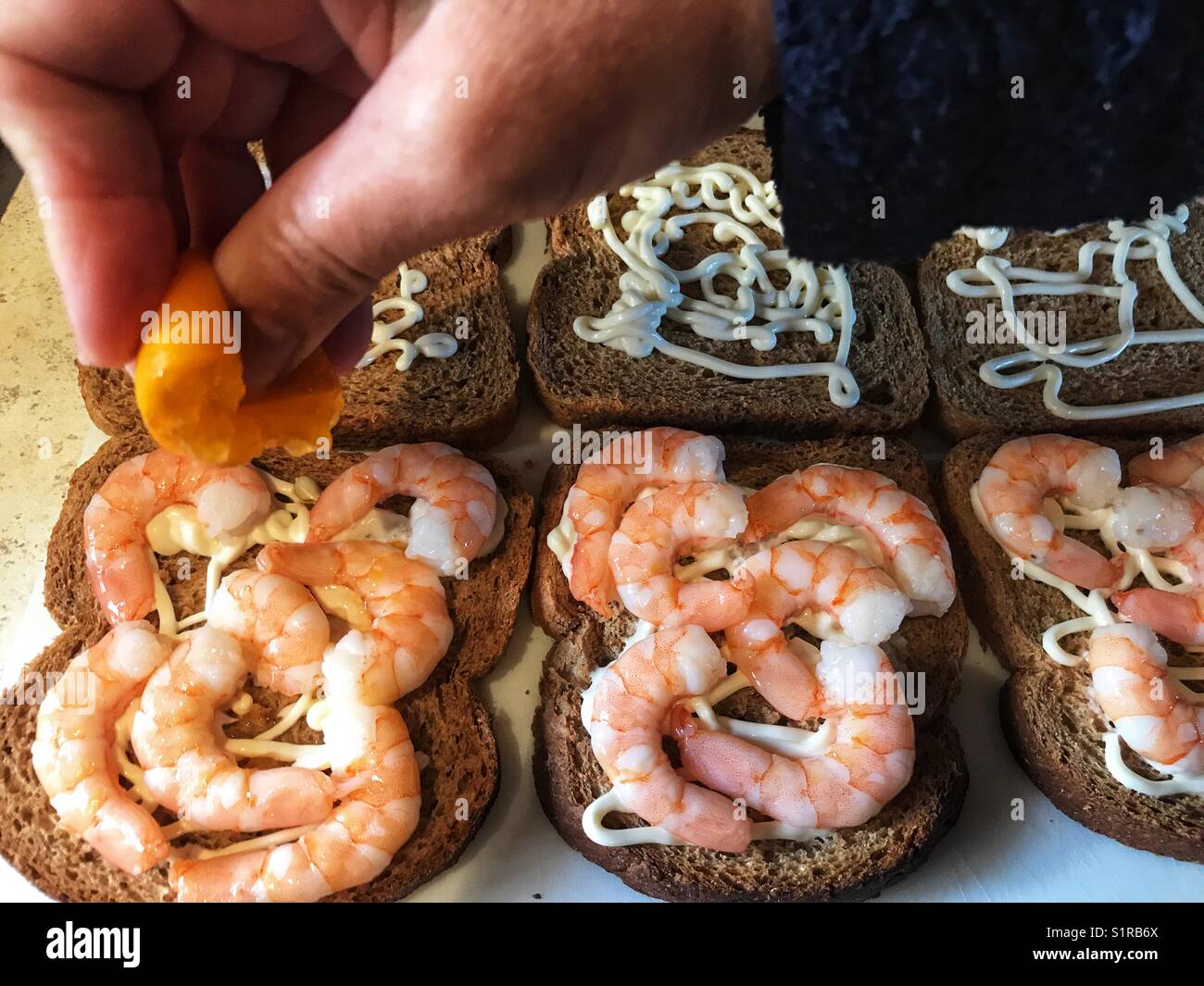 Spremere un lime sui panini con gamberi - Immagine stock catturata con smartphone