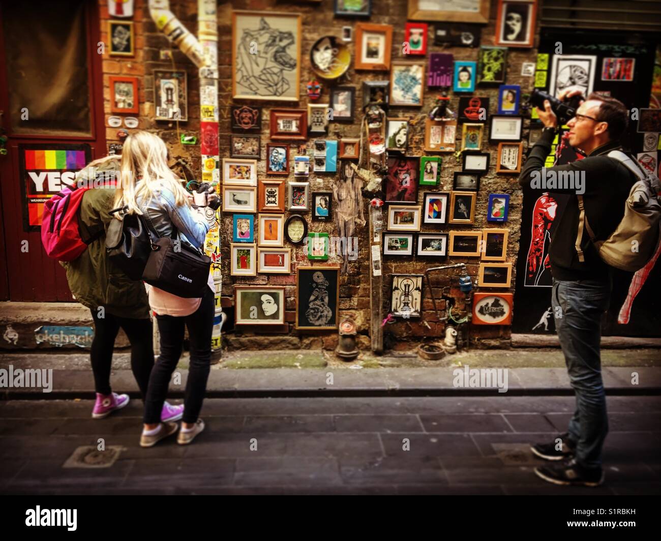 Le persone che assumono le foto di arte di strada a Melbourne - Immagine stock catturata con smartphone