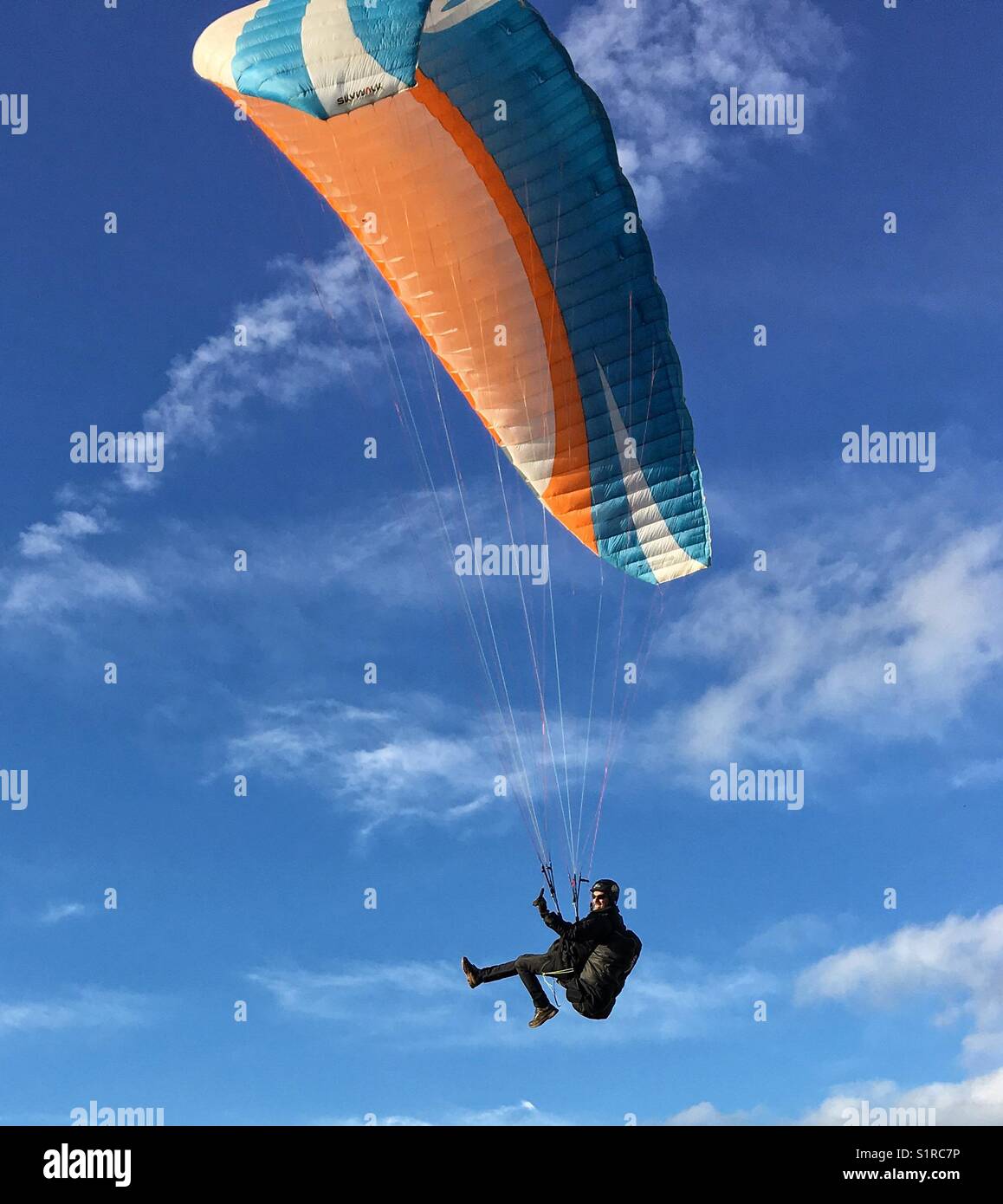 Parapendio chiaramente godendo di se stesso in una bella giornata di sole Foto Stock