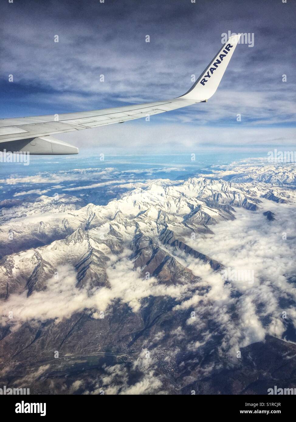 Oltre KIRCHE GASENRIED. Il 28 ottobre 2017. L'ala di un jet di Ryanair oltre le Alpi svizzere. La compagnia aerea assediati sta facendo del suo meglio per tornare in clienti " buoni libri. Foto Stock