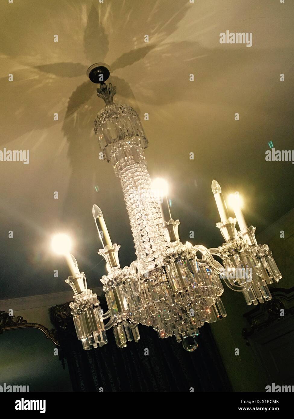 Il lampadario in una casa di campagna - Immagine stock catturata con smartphone