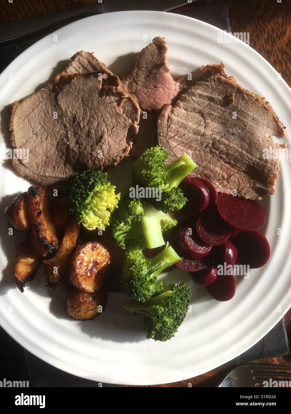 Pranzo tradizionale domenicale a base di roast beef in Inghilterra, Regno Unito - Immagine stock catturata con smartphone