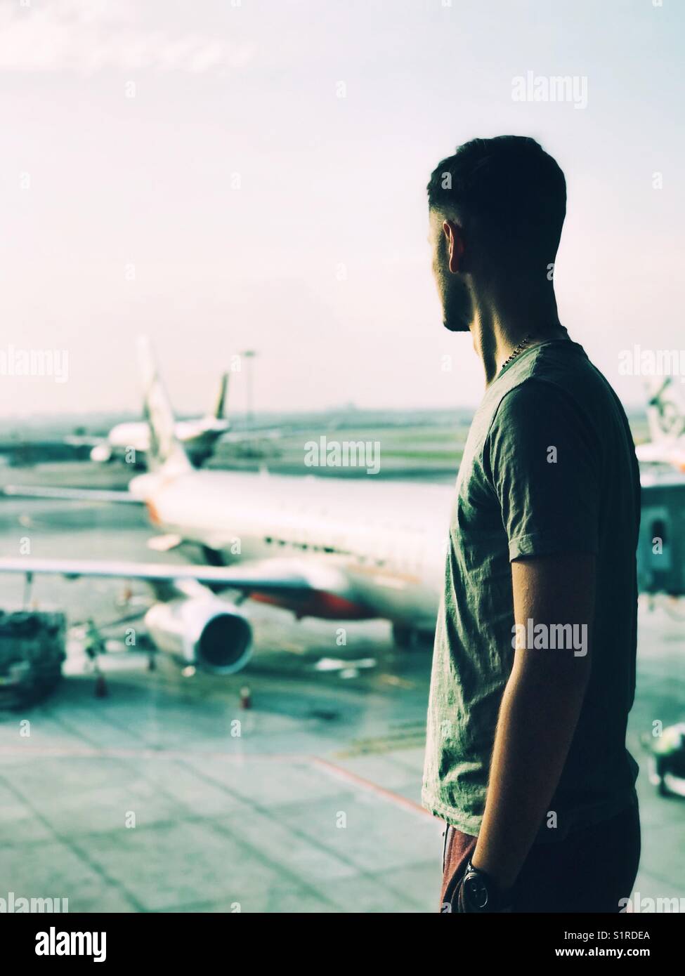 Ritratto maschile in aeroporto Foto Stock
