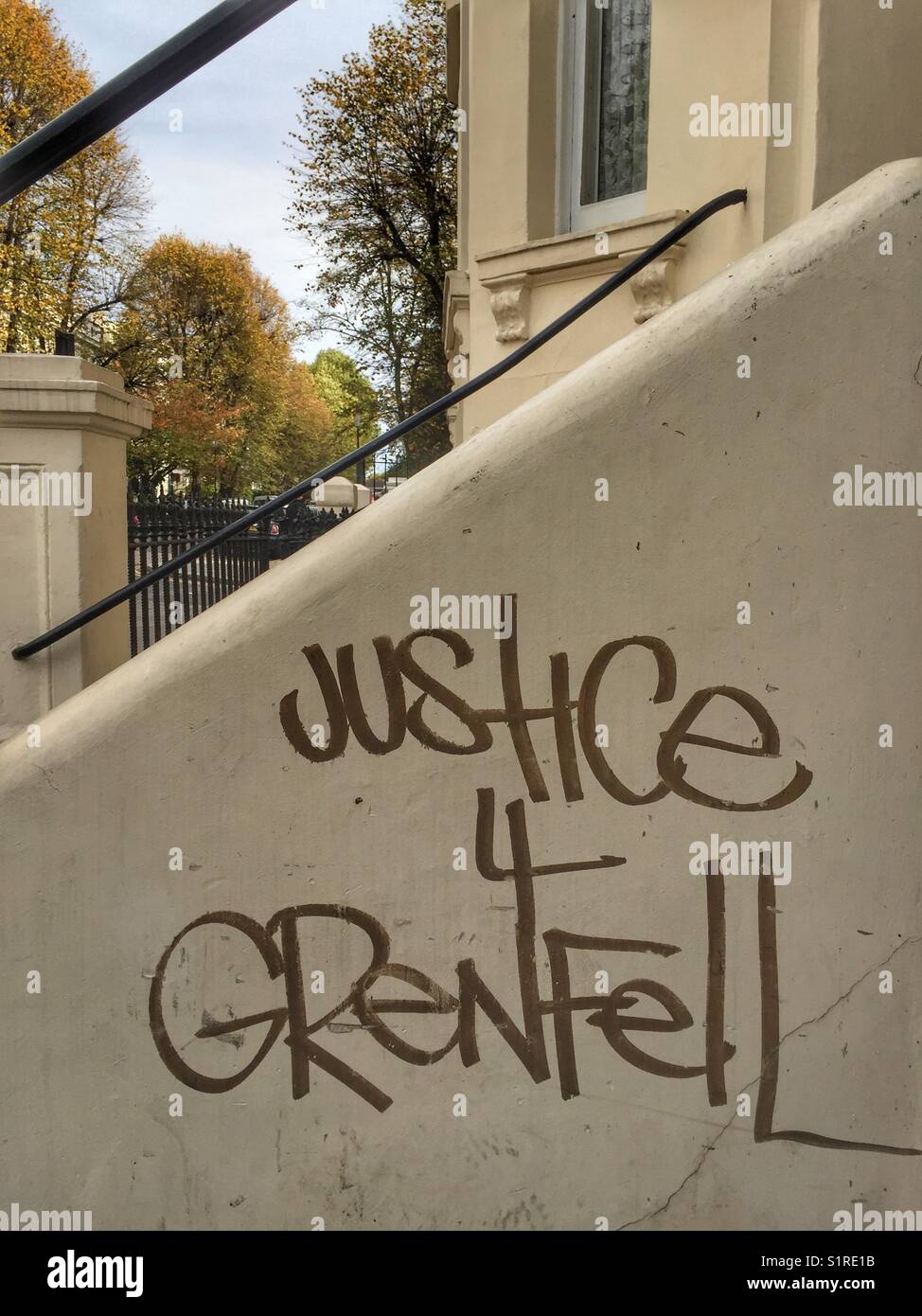 Giustizia 4 Grenfell graffiti al di fuori di una casa sui giardini di Cambridge nel nord di Londra, in Inghilterra il 28 ottobre 2017 Foto Stock