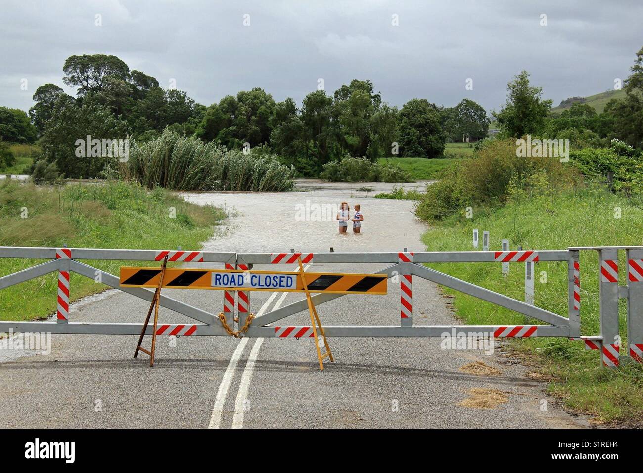Blocco porta allagato road - Immagine stock catturata con smartphone
