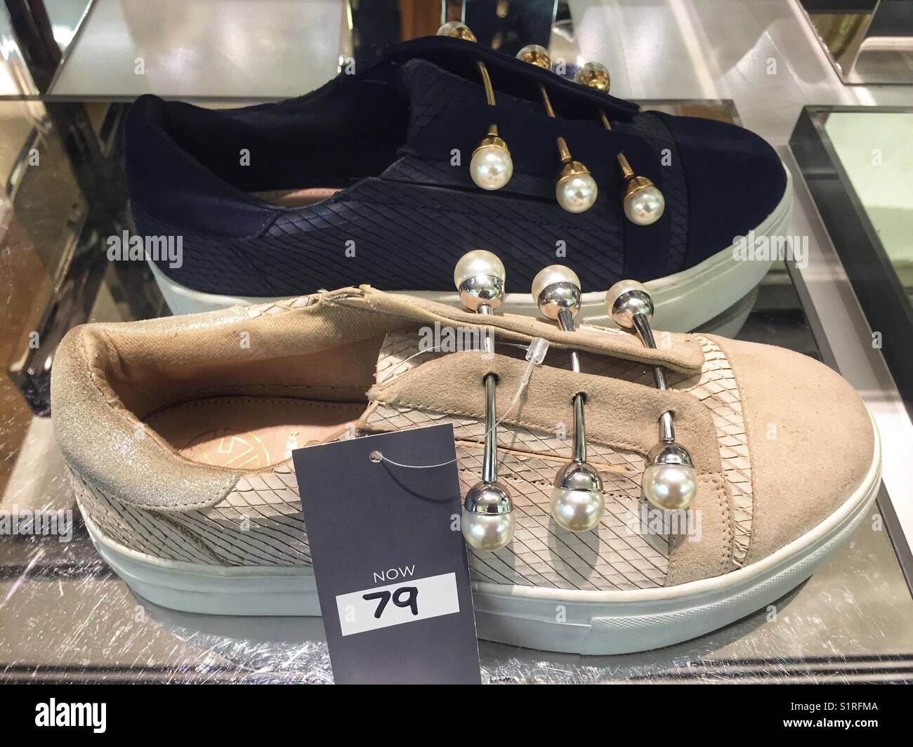 KG di Orla Flatform da Kurt Geiger sono in vendita presso Kurt Geiger a 1, nuovo cambiamento di proprietà di Land Securities a Londra in Inghilterra il 30 ottobre 2017 - Immagine stock catturata con smartphone