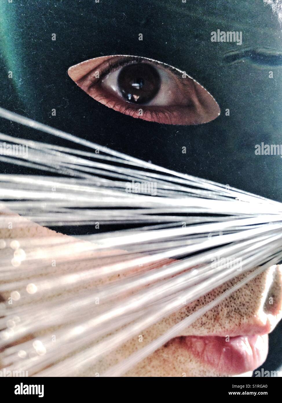 Dettaglio dell'uomo con maschera. - Immagine stock catturata con smartphone