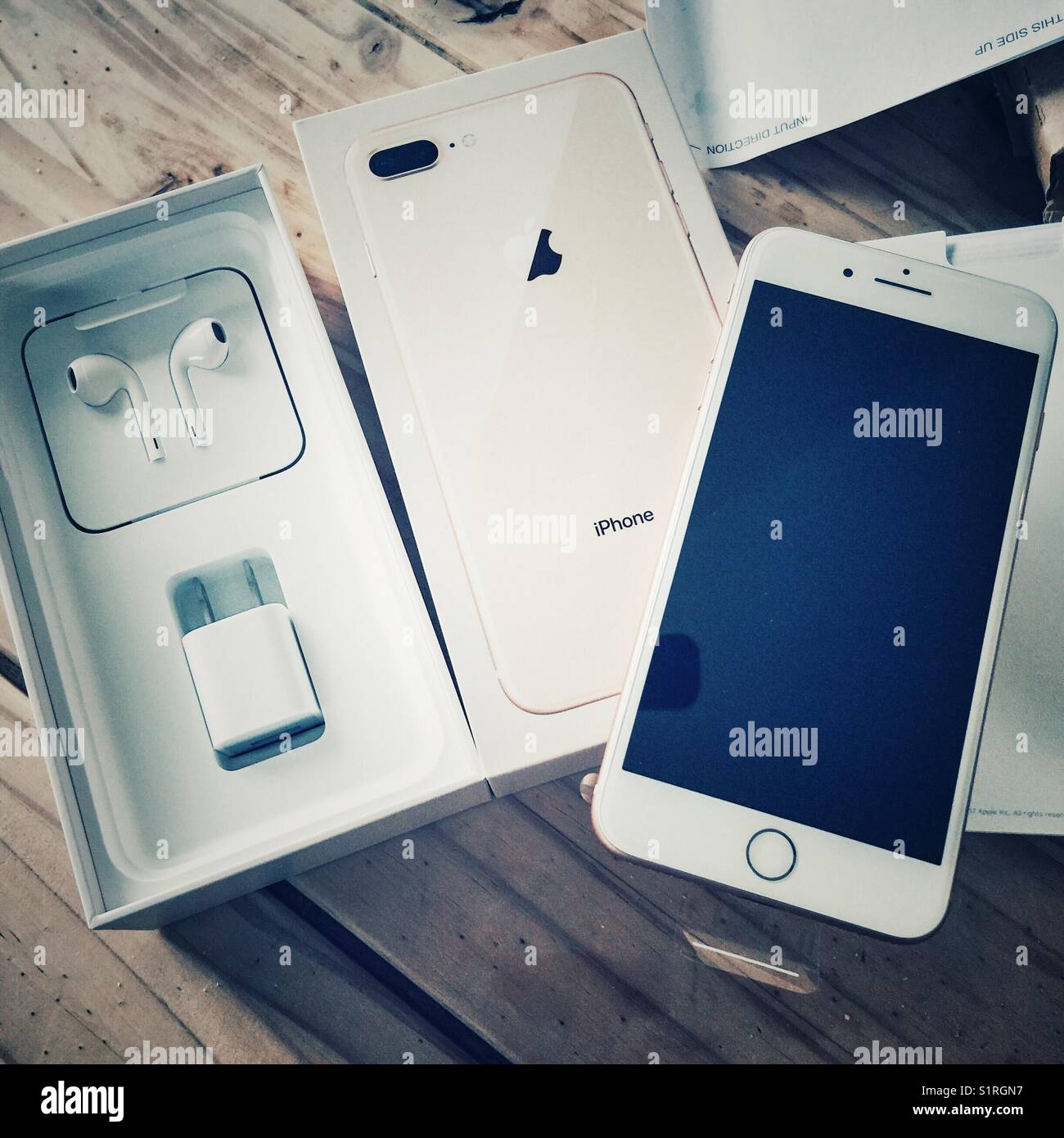 Unboxing del nuovo iPhone 8 Plus Gold 256 GB su tavola in legno rustico  Foto stock - Alamy