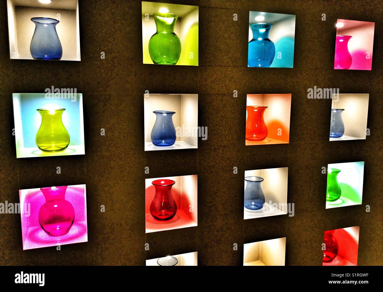 Una raccolta di vetro colorati vasi sul display. Foto Stock