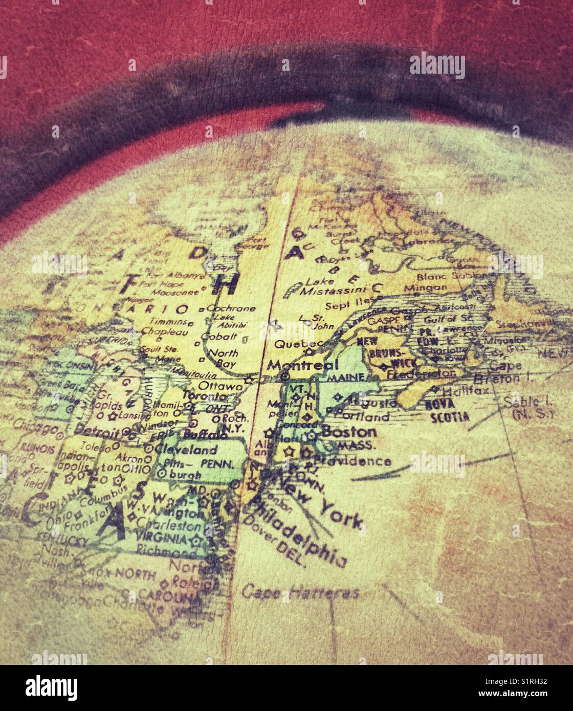 Il vecchio globo si concentra sulla costa orientale del Nord America - Immagine stock catturata con smartphone