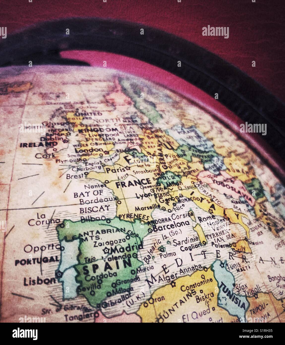 Primo piano del vecchio globo focalizzato sull'Europa - Immagine stock catturata con smartphone