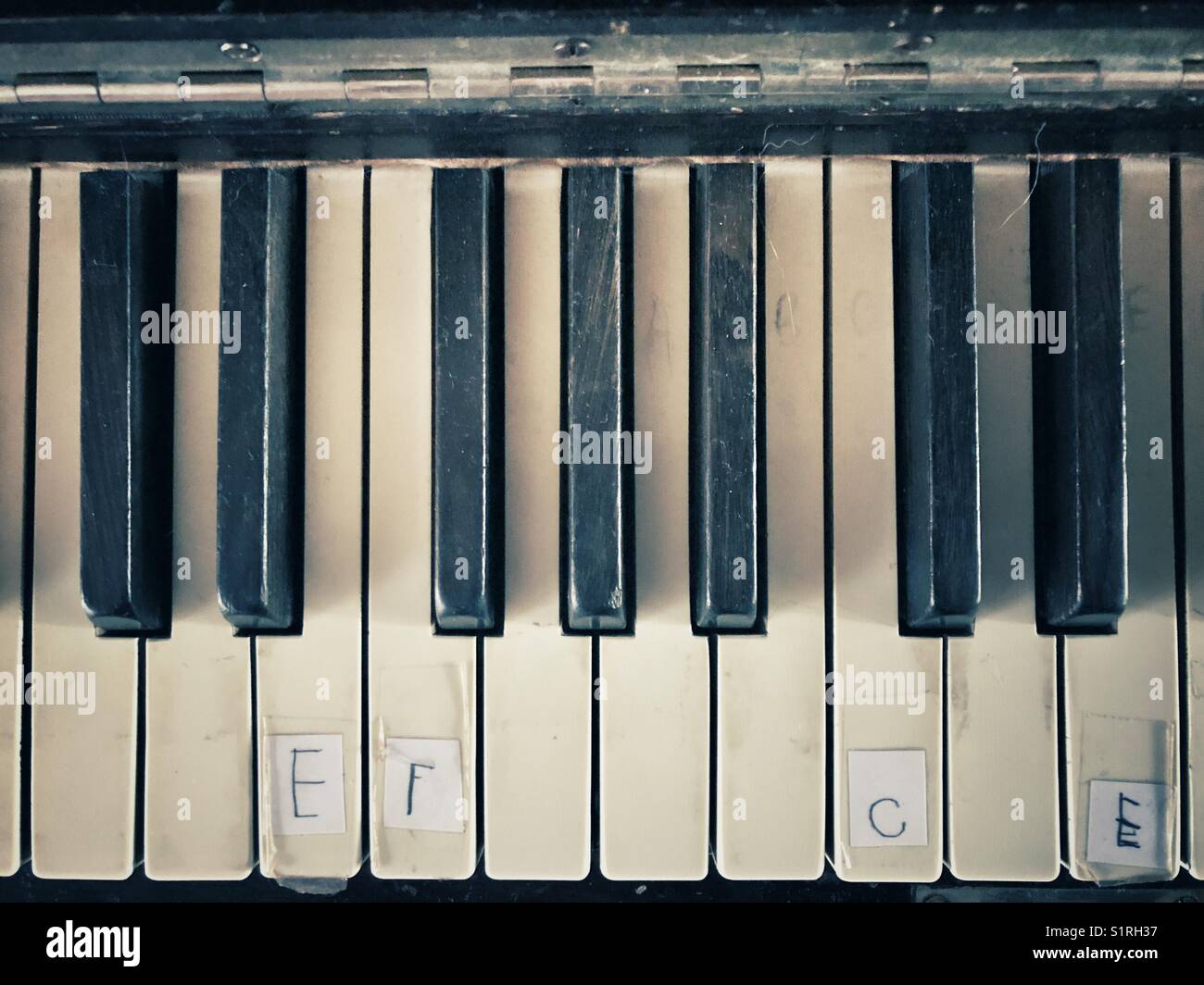 Vecchi tasti pianoforte con etichetta di nota parziale Foto Stock