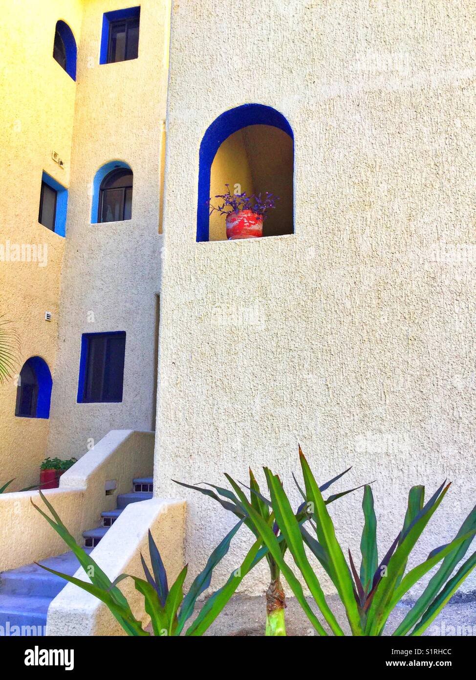 Un stile Adobe condo complex in Messico. Foto Stock