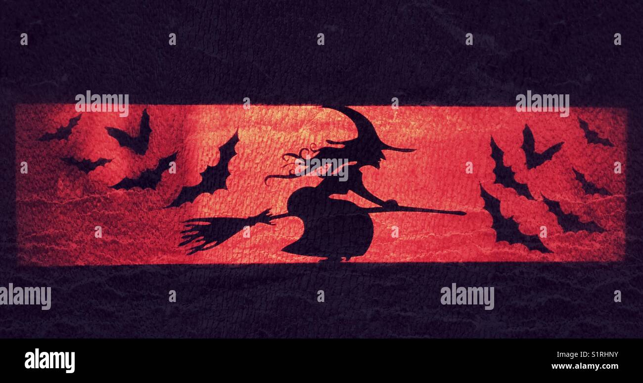 Spaventosa strega di Halloween e pipipistrelli volanti sagomati su uno sfondo rosso grintoso Foto Stock