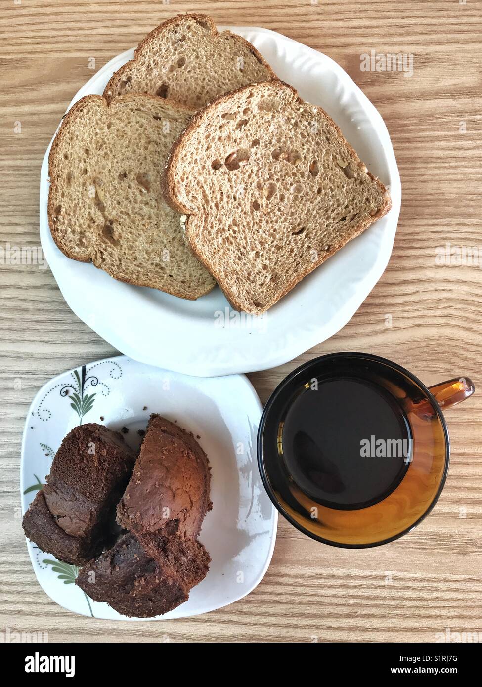 Pausa caffè tipica brasiliana nel pomeriggio con torta, pane e caffè - Immagine stock catturata con smartphone