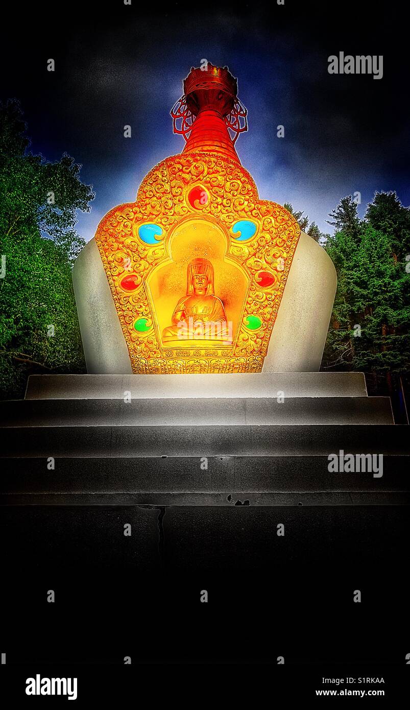 Stupa di illuminismo a Gampo Abbey, un western monastero Buddista, piacevole Bay, Cape Breton Island, Nova Scotia, Canada - Immagine stock catturata con smartphone