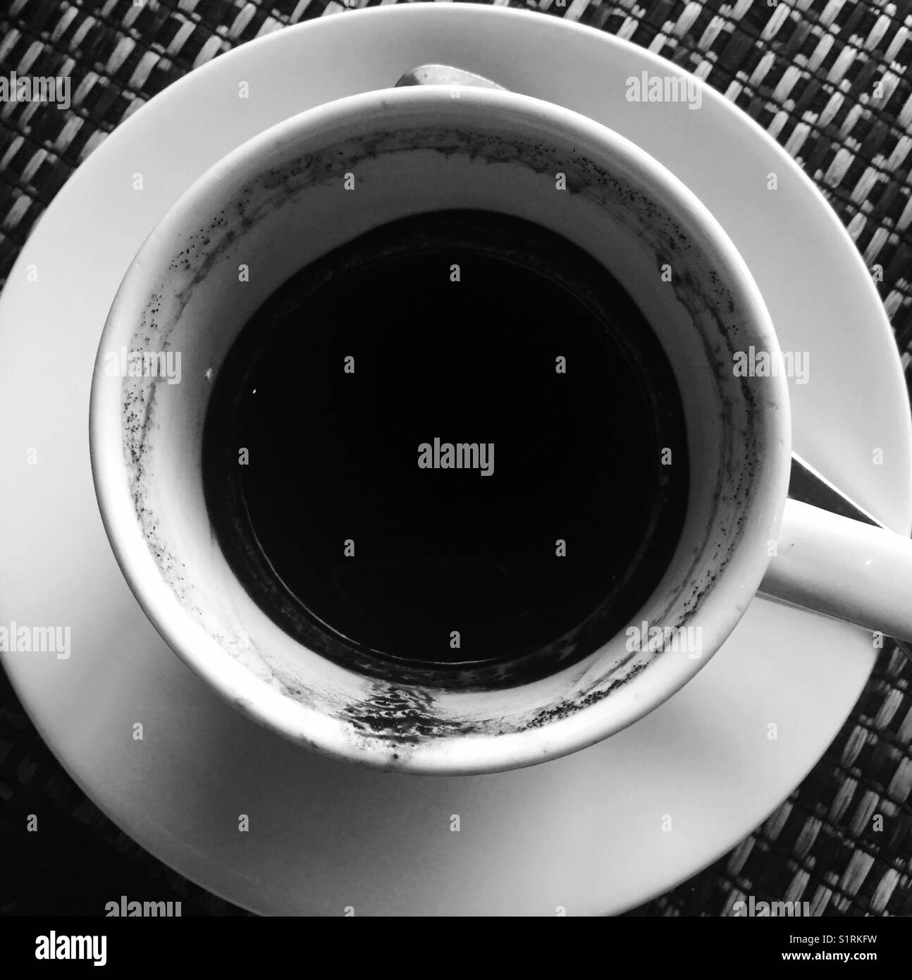 Vista superiore del vuoto tazza da caffè in bianco e nero Foto Stock