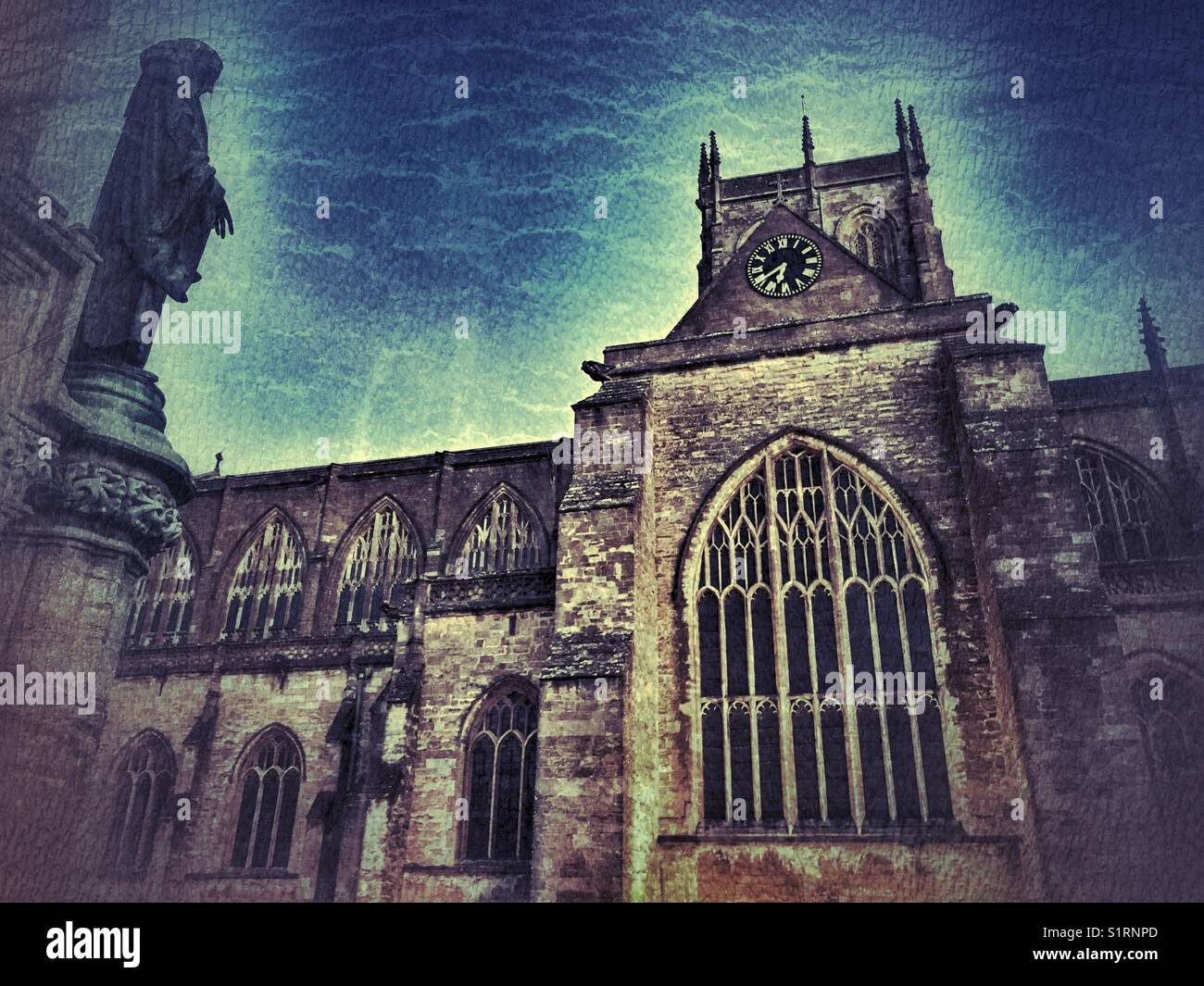 Sherborne Abbey, edificio storico, cercando eerie all'alba,Sherborne, Dorset, Inghilterra, - Immagine stock catturata con smartphone