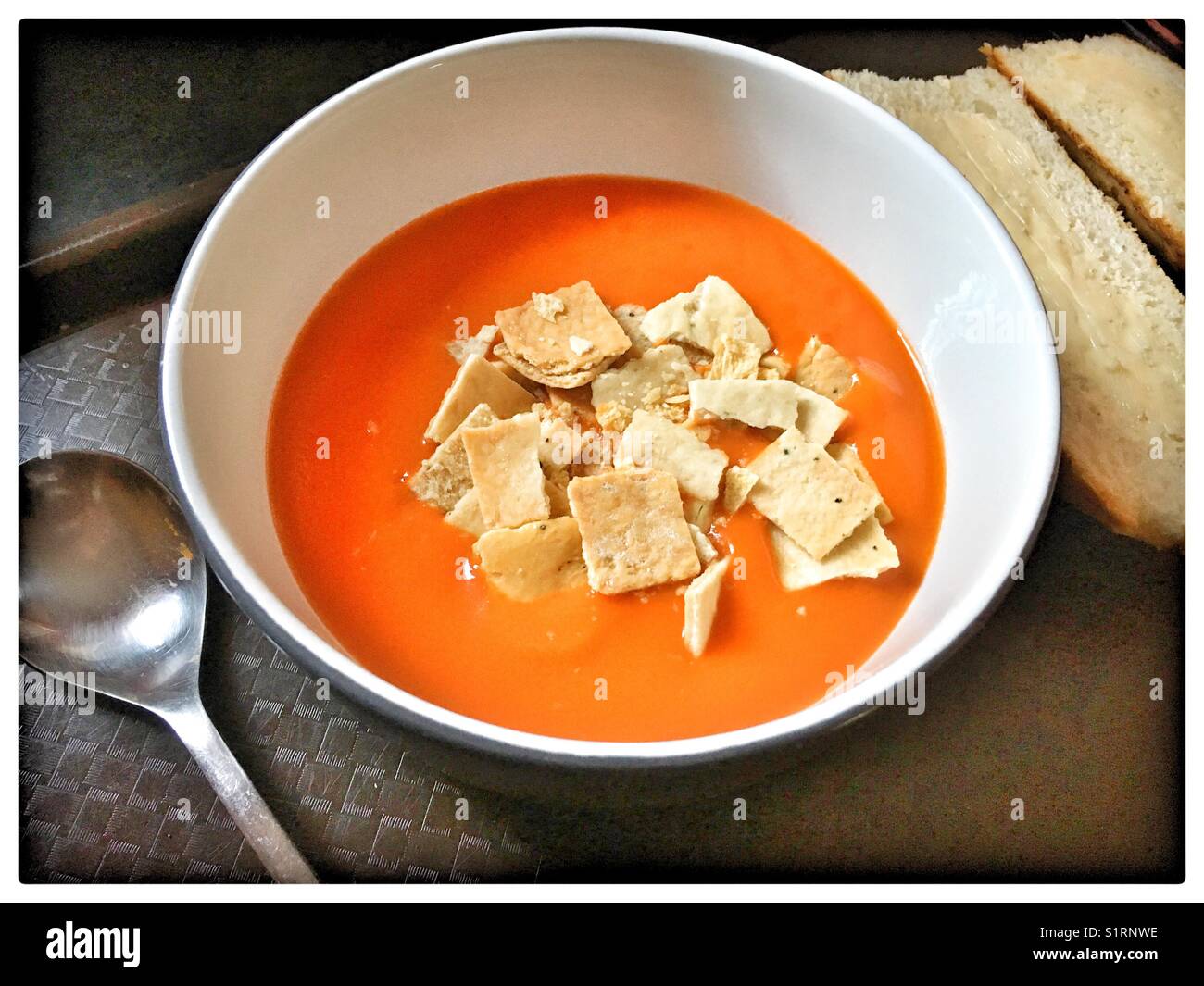 Zuppa di pomodoro con cracker. Foto Stock