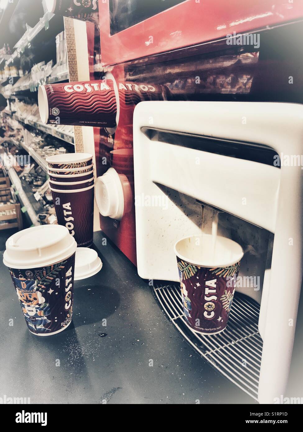 Costa Coffee self service distributore automatico in un supermercato in un campus universitario. - Immagine stock catturata con smartphone