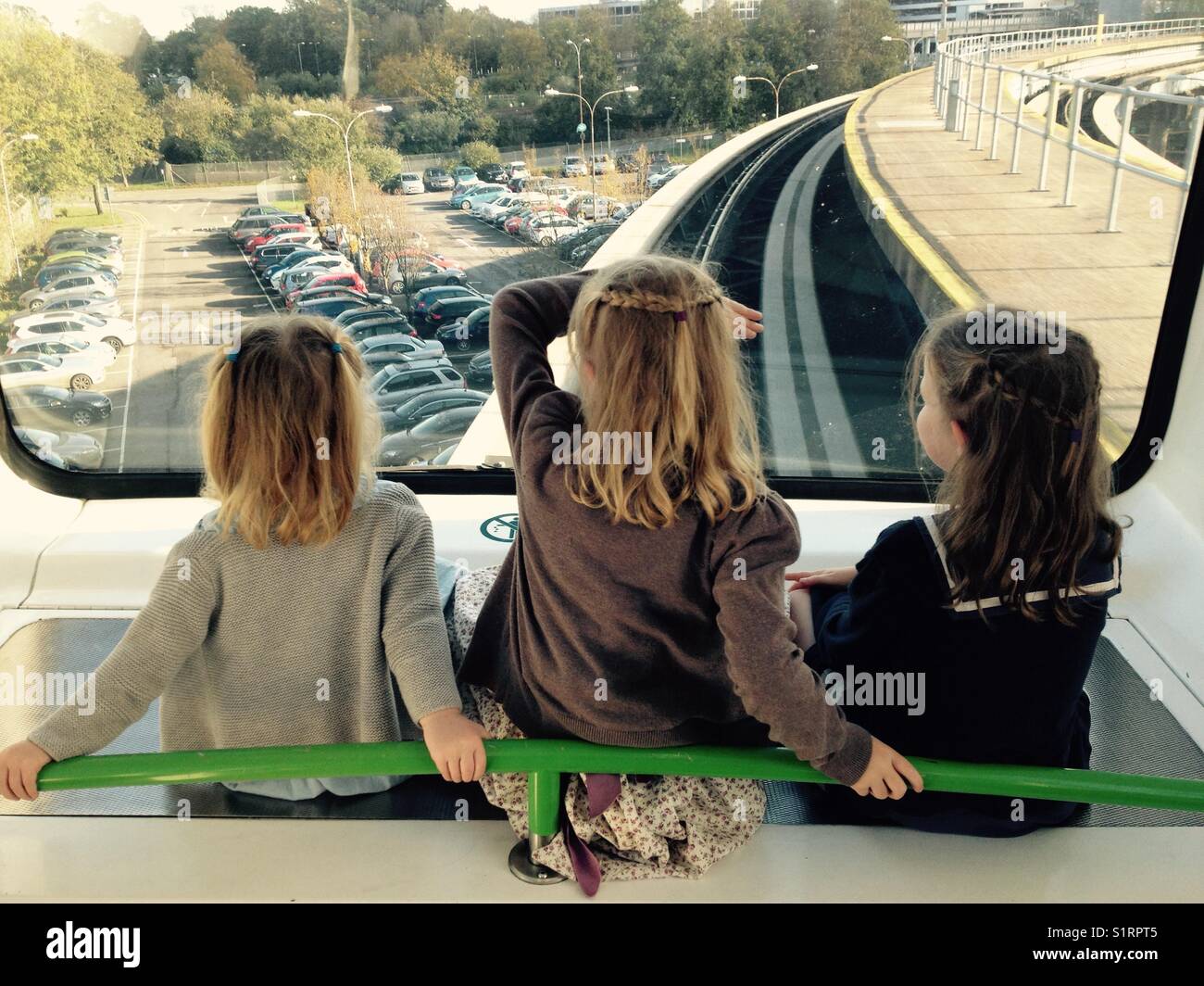 Le tre sorelle, ragazze, ride presso la parte anteriore del Gatwick treno navetta tra il terminal nord e il terminal sud.L'aeroporto di Gatwick di Londra, Regno Unito Foto Stock