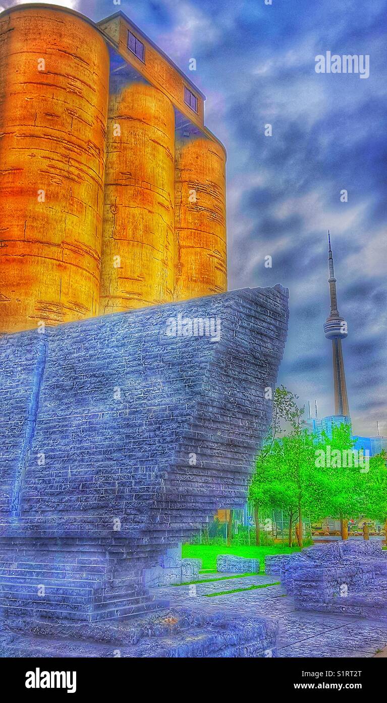 Monumento di pietra calcarea in Irlanda Park e la CN Tower, Toronto, Ontario, Canada. Commemora coloro che erano fuggiti in Irlanda durante la Grande carestia nel 1840's. Progettato da Jonathon Kearns. - Immagine stock catturata con smartphone