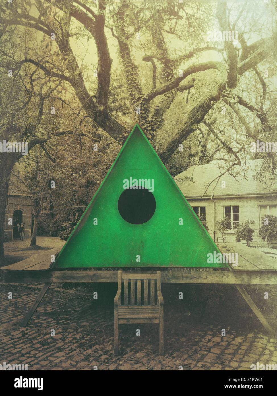Triangolo verde cabina nella parte anteriore di un albero Foto Stock