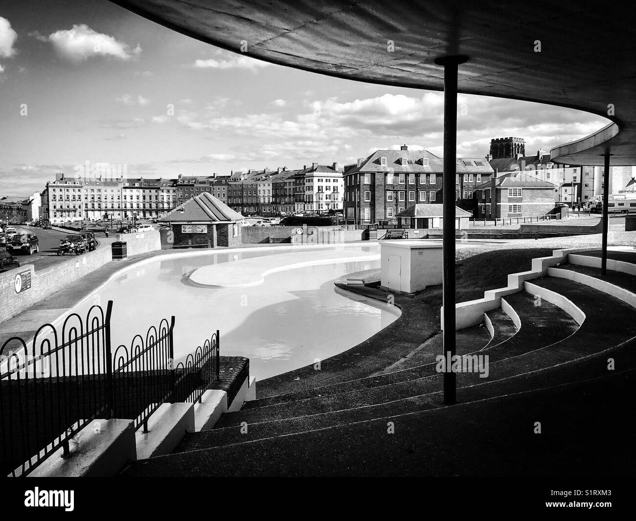 Piscina all'aperto sotto un baldacchino a Whitby, North Yorkshire, Inghilterra - bianco e nero Foto Stock