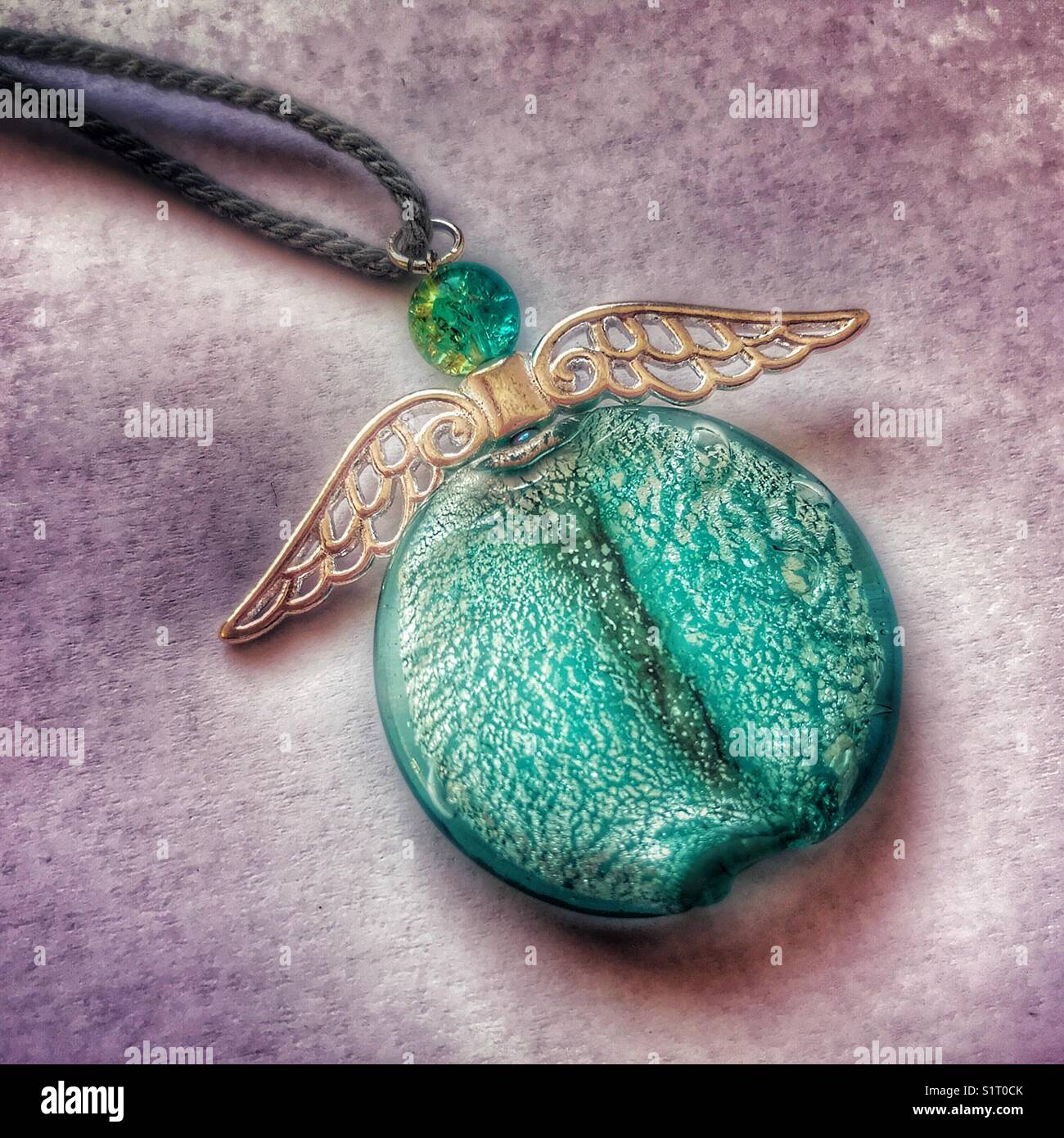 Ornamento natalizio fatto a mano, angelo, realizzato con perle di vetro e ali di metallo - Immagine stock catturata con smartphone