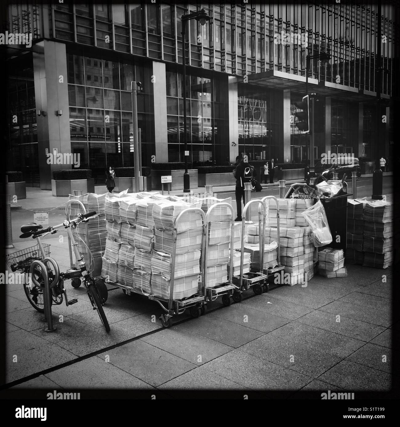Pila di quotidiani Canary Wharf Foto Stock