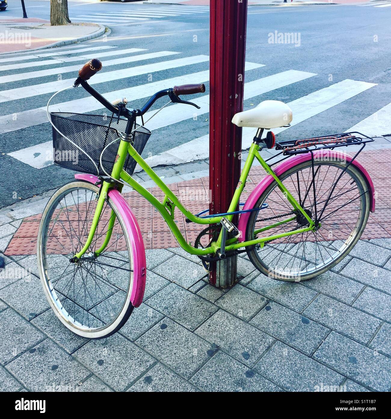 Bicicletta legata al palo Foto Stock