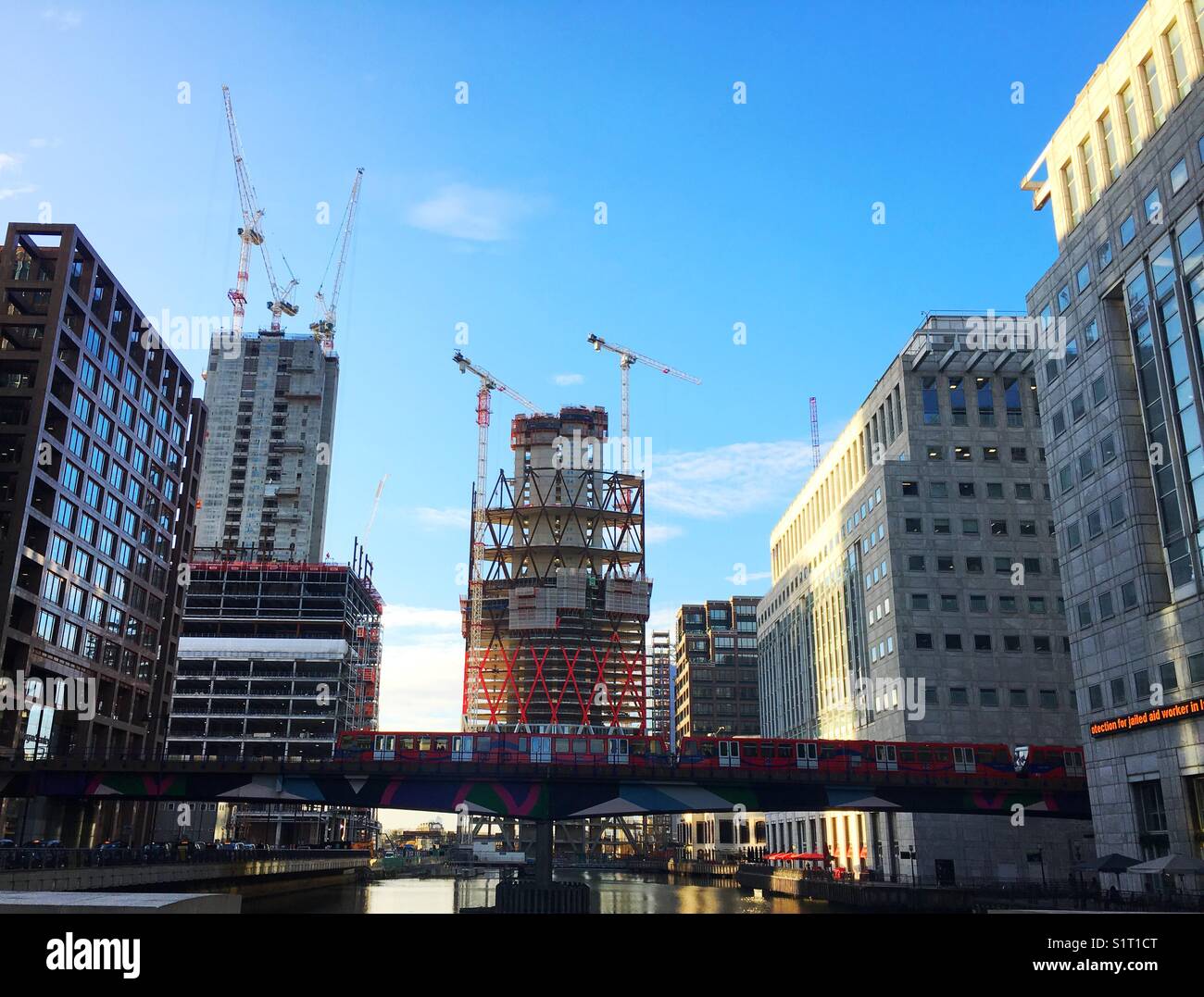 DLR a Heron Quays vicino Crossrail funziona Foto Stock