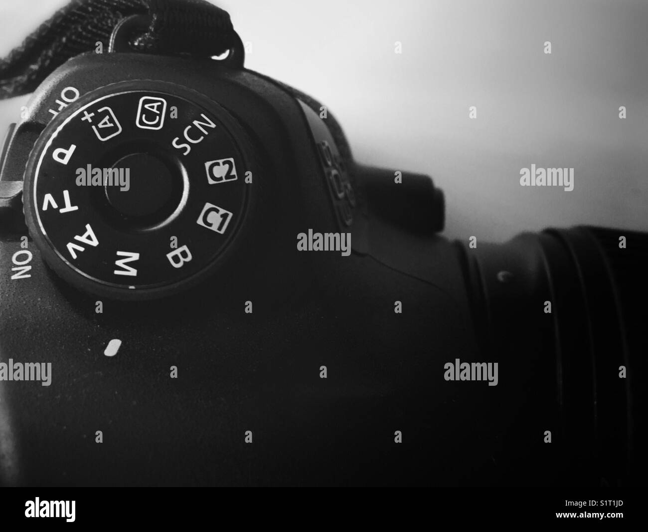 In prossimità di una Canon EOS 6D impostati sulla modalità manuale. In bianco e nero. Foto Stock