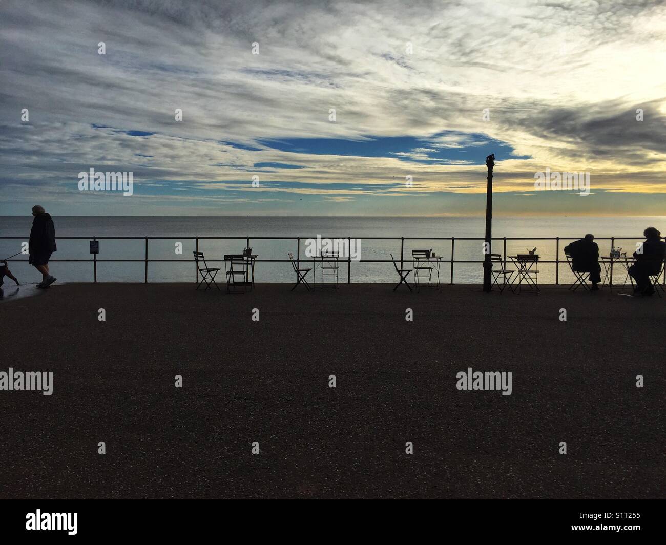 La gente a piedi lungo la passeggiata di Seaton beach nel Devon, in Inghilterra il 13 novembre 2017 - Immagine stock catturata con smartphone