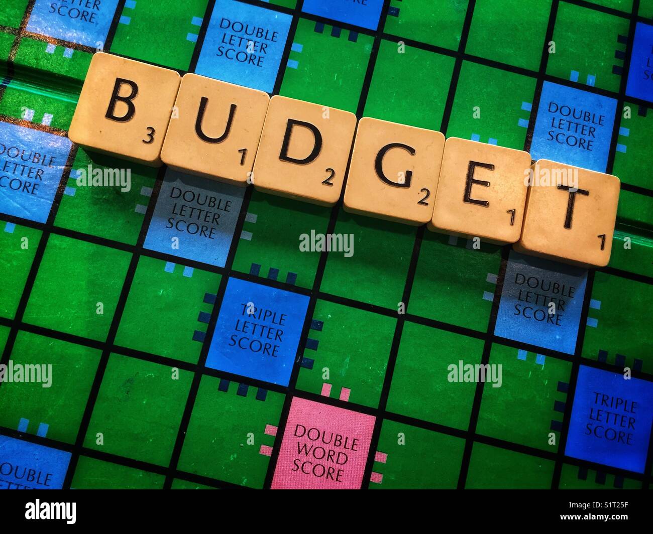 La parola scritta di bilancio sul gioco SCRABBLE Foto Stock