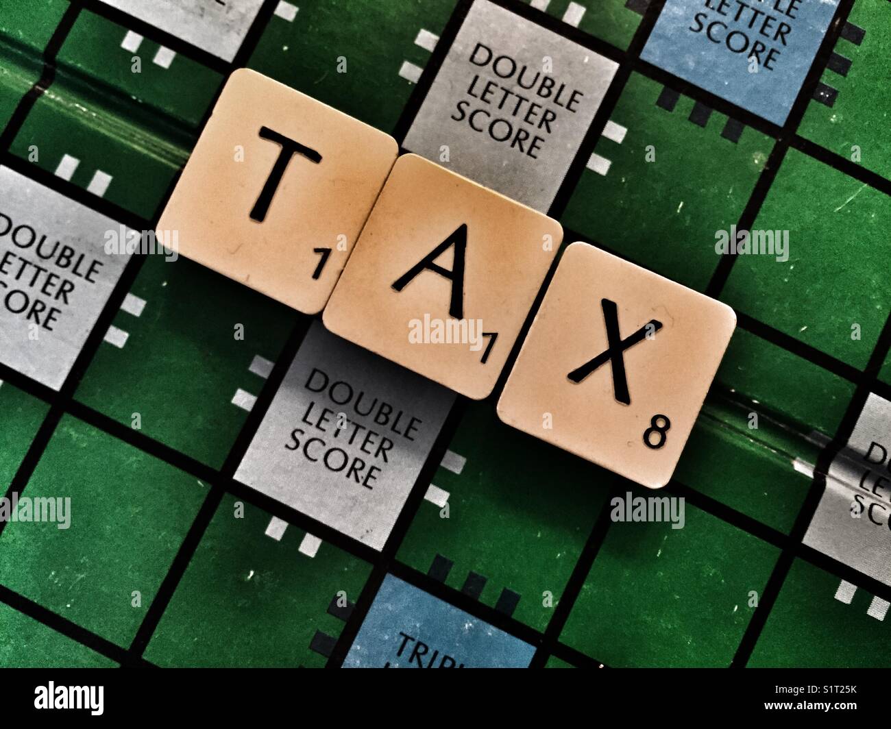 La parola scritta di imposta sul gioco SCRABBLE Foto Stock