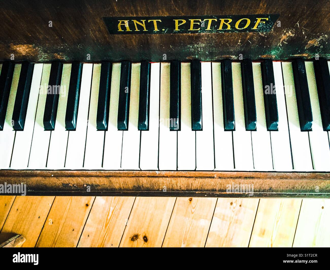 Primo piano della tastiera di un pianoforte a coda Anton Petrof, circa 1913. - Immagine stock catturata con smartphone