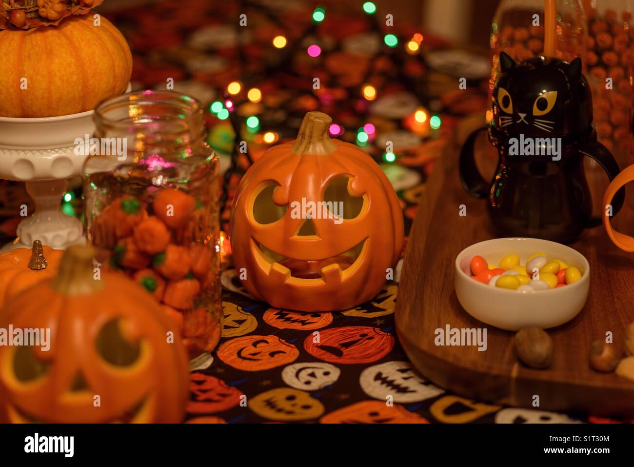 Festa di halloween il piano portapaziente per kid cordiale incontro di famiglia Foto Stock