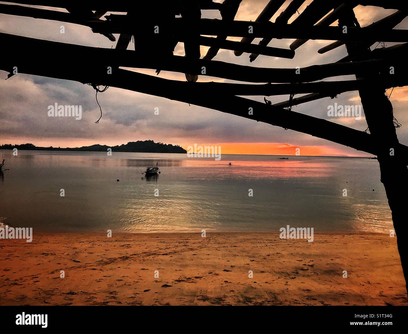 Tramonto sulla spiaggia di Koh Phayam, Thailandia - Immagine stock catturata con smartphone