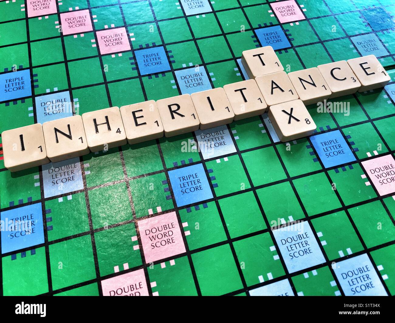 La parola la tassa di successione scritto con piastrelle di scrabble Foto Stock