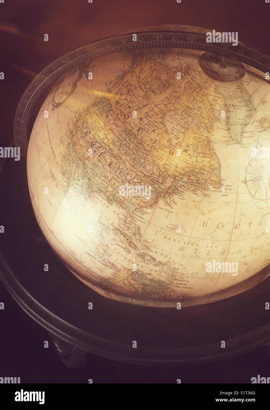 Vista dall'alto del globo antico in uno stand di legno che mostra il Nord America - Immagine stock catturata con smartphone