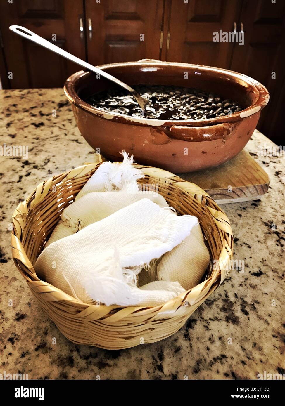 Home cotto tradizionale cucina messicana di fagioli neri e tortillas sono pronti a servire e mangiare. Foto Stock