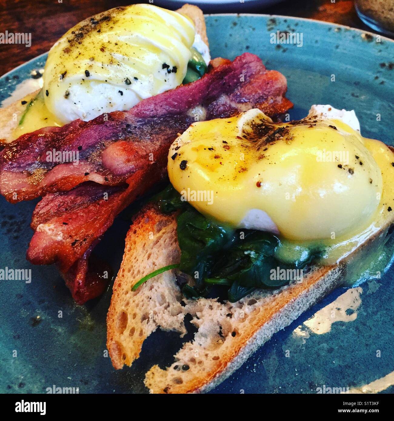 Colazione con uova Benedict e pancetta - Immagine stock catturata con smartphone