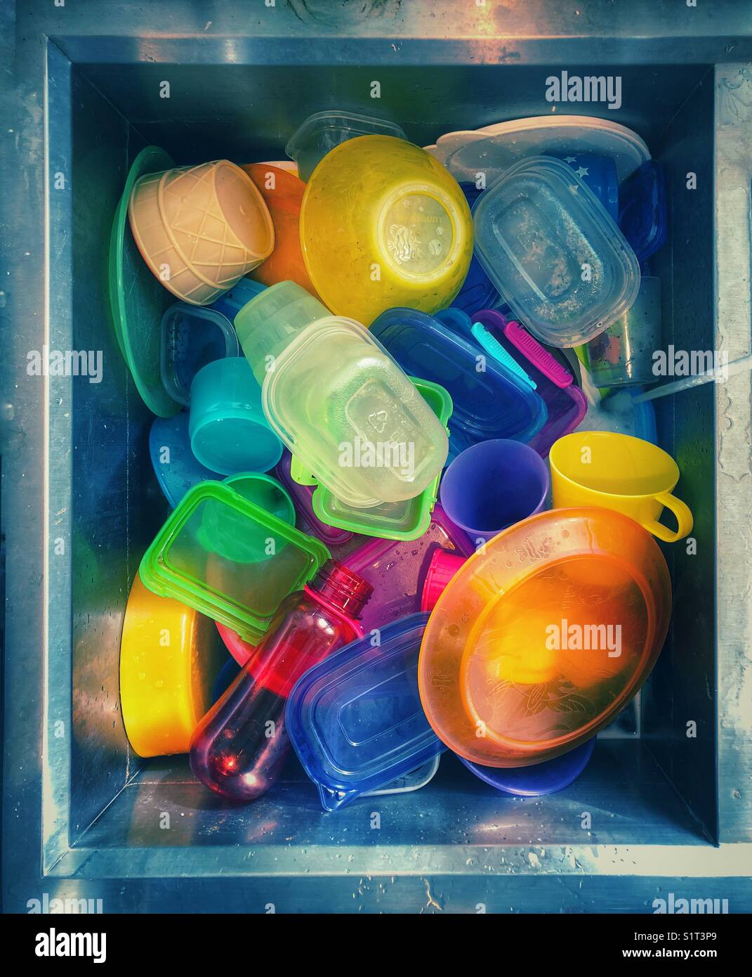 Lavello in acciaio inox pieno di piatti di plastica per bambini da lavare - Immagine stock catturata con smartphone