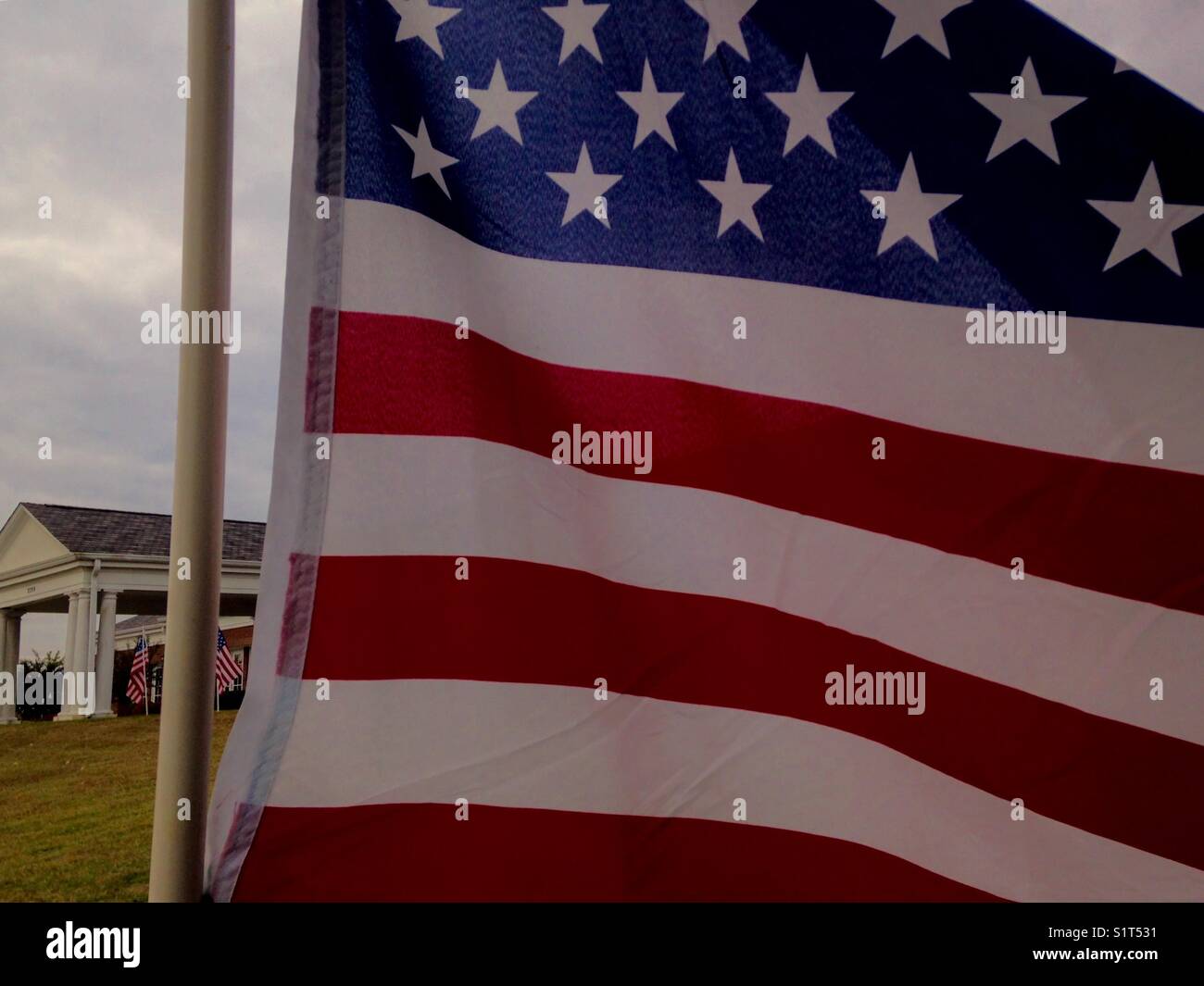 Bandiera americana con vista di altre bandiere e passaggio attraverso la chiesa - Immagine stock catturata con smartphone