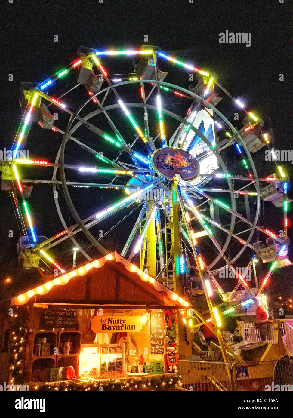 Una luminosa ruota panoramica Ferris a Toronto annuale del mercato di Natale. Foto Stock