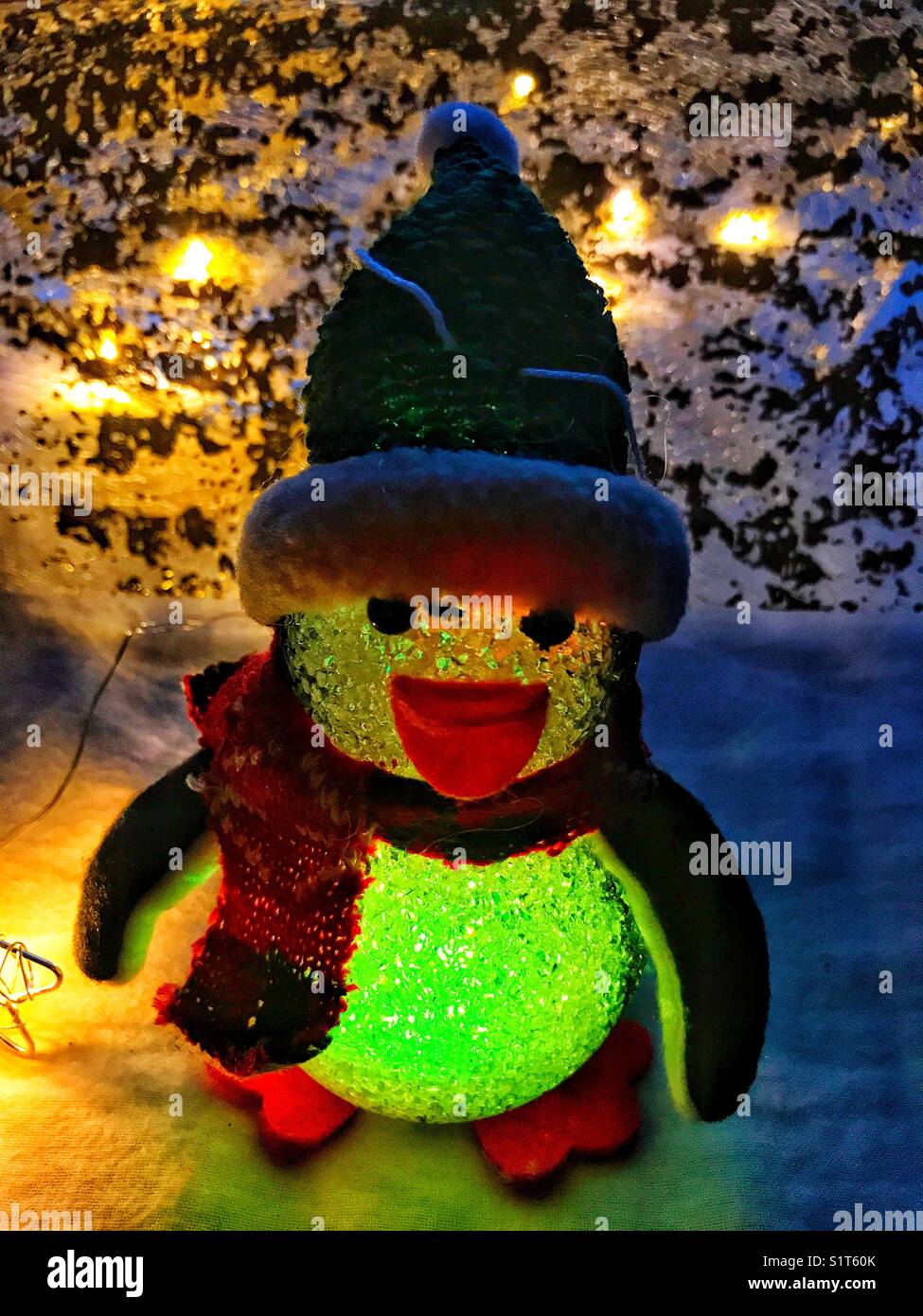 Festa di Natale luce-up ornamento dei pinguini. Foto Stock